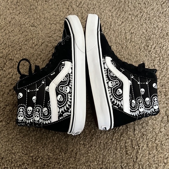 Vans size 6.5 in mens  black & white skull head - Picture 3 of 4